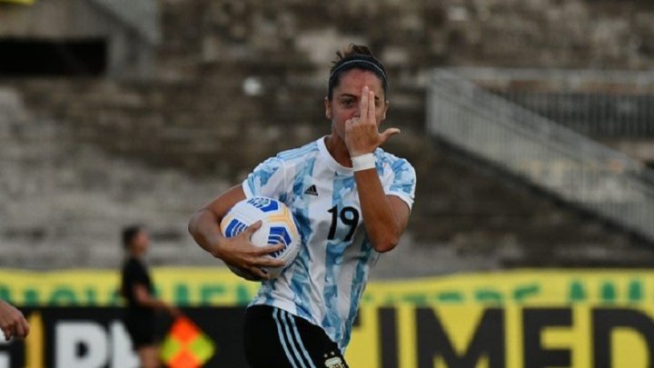 Mariana Larroquette festeja su gol, el del descuento.