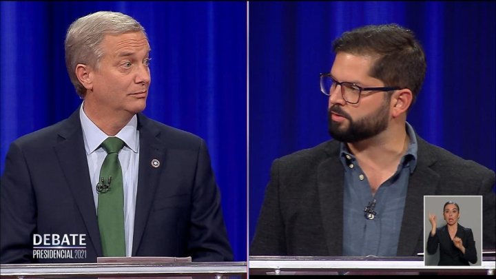 El candidato ultraderechista José Antonio Kast (izquierda), junto al de la coalición de centroizquierda Apruebo Dignidad, Gabriel Boric (derecha), durante el debate presidencial.