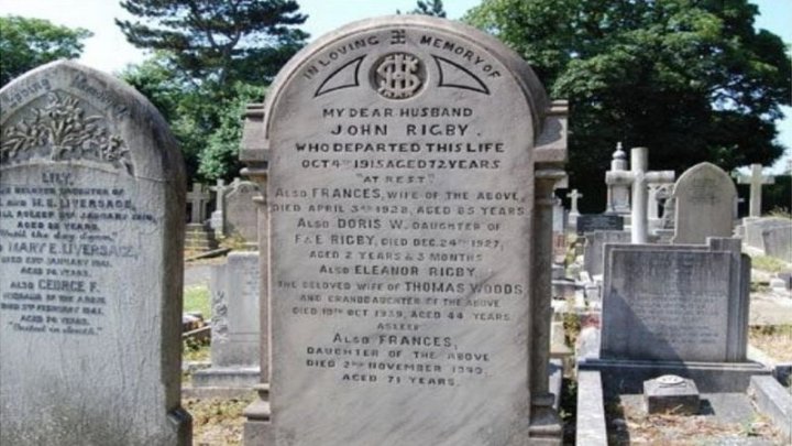 Eleanor Rigby es uno de los nombres incluidos en esta lápida del cementerio de la iglesia de St. Peter en Liverpool, Reino Unido.