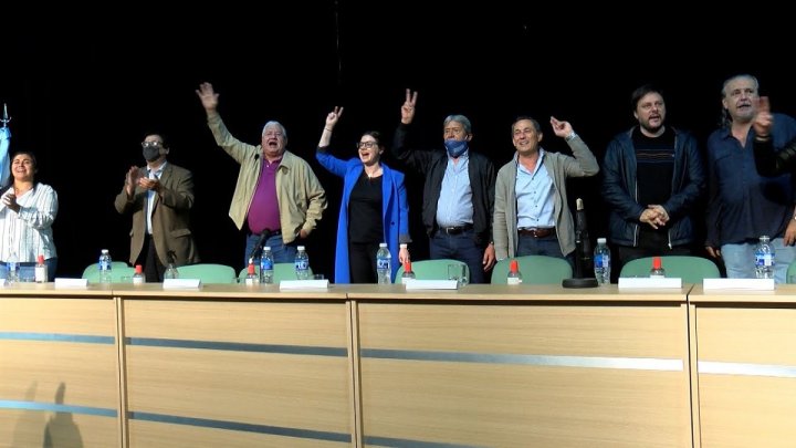 Los candidatos a diputados del Frente de Todos en CABA Gisella Marziotta y Leandro Santoro junto a popes de la CGT en la sede de la Unión Ferroviaria.