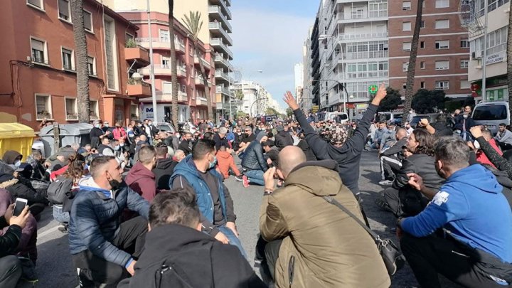 Foto: Los trabajadores del metal hacen una sentada en mitad de una calle de Cádiz. Jaime Flores / ID