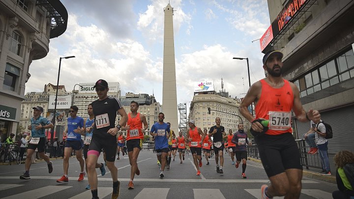 Runners en maratón por el Obelisco. Foto: sitio IProfesional.