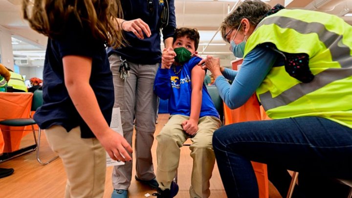 Un niño recibe la dosis de Pfizer en EEUU. REUTERS/Jon Cherry/File Photo