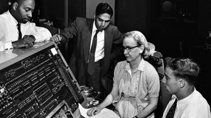 Grace Hopper alrededor del año 1960 en la estación de control de la UNIVAC I, la primera gran computadora lanzada al mercado en Estados Unidos.