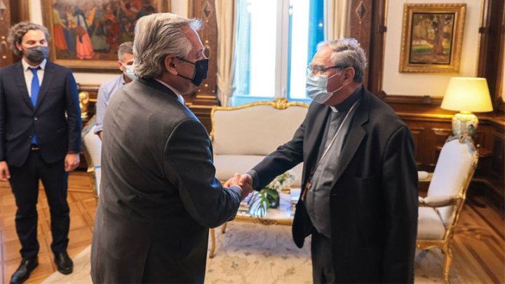 Alberto Fernández y el presidente del Episcopado, monseñor Oscar Ojea.