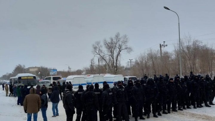 La Policía acordona una carretera para evitar que los manifestantes hagan un acto, Kazajstán. 4 de enero de 2022.