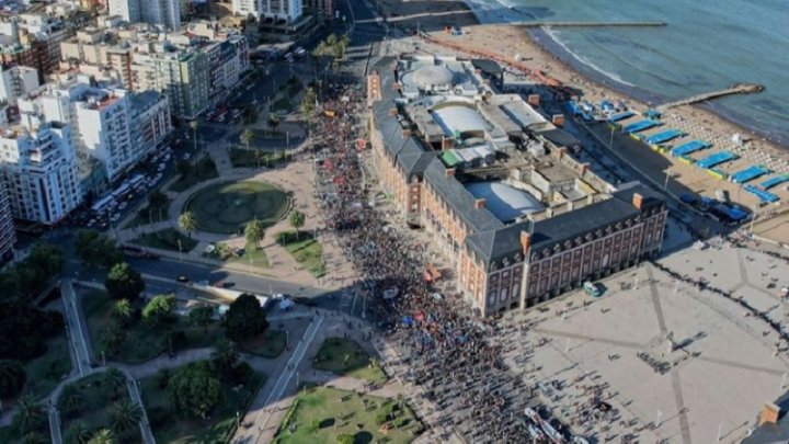 Foto: miles de personas marcharon en Mar del Plata contra la exploración petrolera.