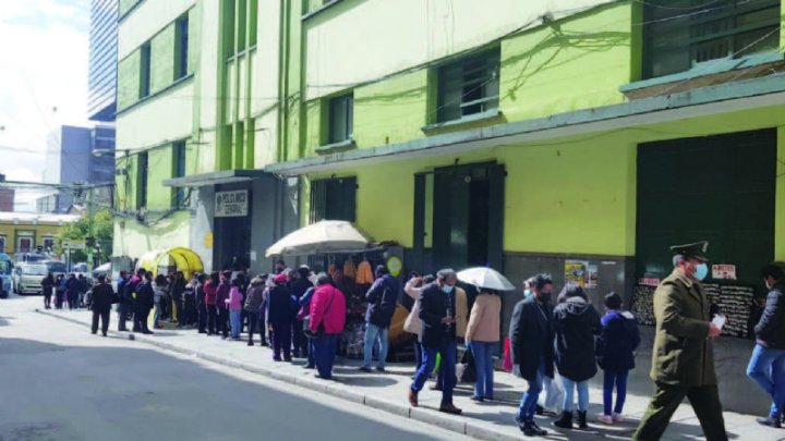 Fila para tramitar baja médica por Covid en el Policlínico Central. (Foto: Luis Escobar / Página Siete)