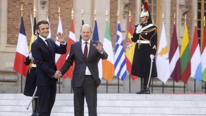 El presidente francés Emmanuel Macron y el canciller alemán Olaf Scholz, este jueves en el Palacio de Versalles, Francia.