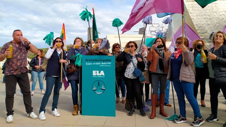 Foto: Las trabajadoras de la limpieza del Guggenheim celebrando el fin de los contratos parciales y el aumento salarial tras nueve meses de huelga. @ELAsindikatua