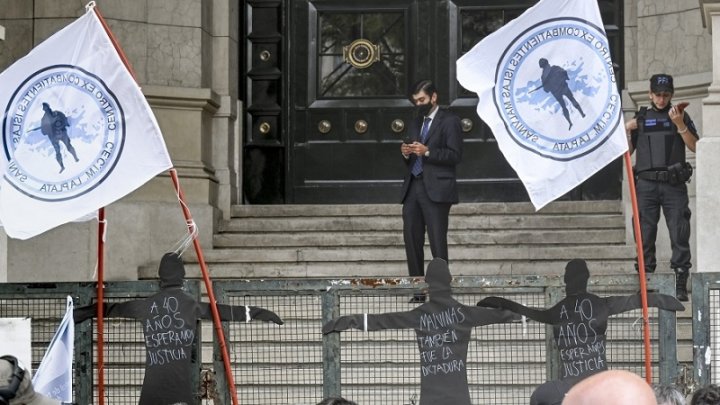 Foto: Telam. Excombatientes del Cecim La Plata frente a la Corte Suprema