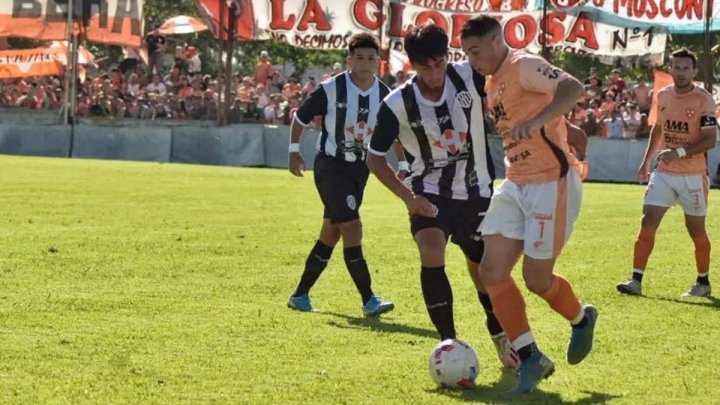 El Porvenir enfrentando a Berazategui, en el partido que desató el escándalo. Foto: sitio oficial de Berazategui.