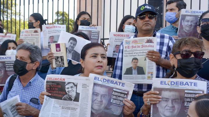 Culiacán, México, 06/05/2022. Periodistas protestan por el crimen de su compañero del gremio, Luis Enrique Ramírez, este viernes en la ciudad de Culiacán, en Sinaloa (México). Decenas de periodistas y miembros de la sociedad civil se manifestaron este viernes frente a la Catedral de Culiacán, en el noroccidental estado mexicano de Sinaloa, para exigir justicia por el crimen del periodista Luis Enrique Ramírez, cuyo cuerpo fue encontrado el jueves. EFE/Juan Carlos Cruz