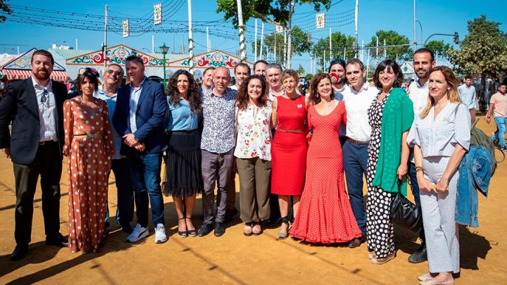 Representantes de IU, Podemos y Más País Andalucía, junto a la vicepresidenta Yolanda Díaz, en la Feria de Sevilla. Twitter