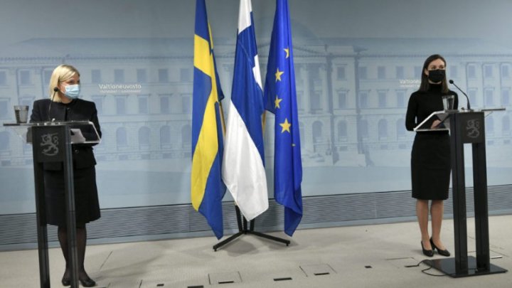 Las primeras ministras de Suecia, Magdalena Andersson (izq.), y de Finlandia, Sanna Marin, en conferencia de prensa conjunta en diciembre de 2021. Imagen: Markku Ulander/Lehtikuva/AFP via Getty Images