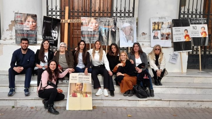 Martes 24 | Familias querellantes en las escalinatas de la Catedral de San Nicolás tras la sentencia