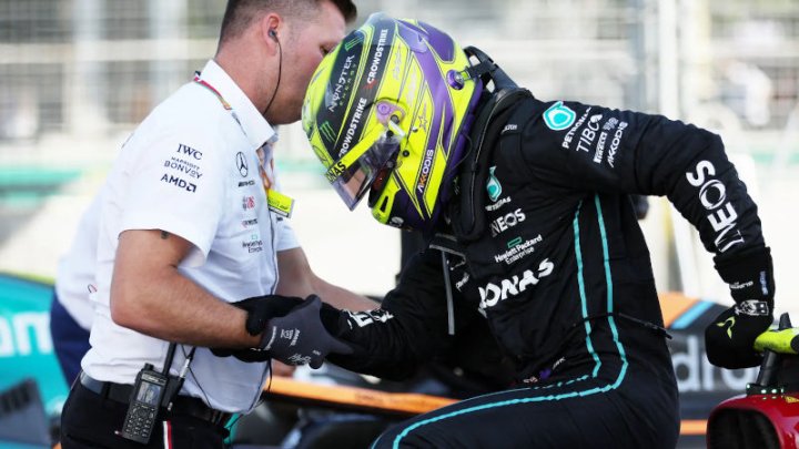 Lewis Hamilton intentando salir de su monoplaza | imagen: Bryn Lennon - Formula 1