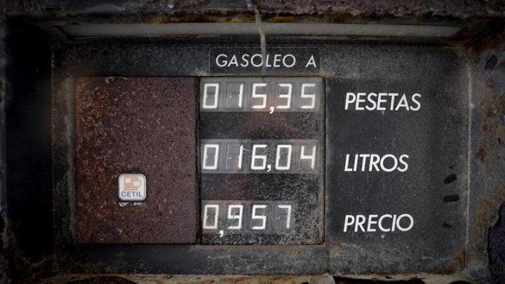 VIMIANZO, A CORUÑA, 29/06/22.- Un surtidor de una gasolinera cerrada hace años en el concello coruñés de Vimianzo con el precio del gasóleo por debajo de un euro. La inflación ha continuado su escalada en junio con una tasa anual del 10,2 %, el nivel más alto en 37 años, debido al encarecimiento de carburantes y alimentos, según el dato adelantado publicado este miércoles por el Instituto Nacional de Estadística (INE). EFE/Cabalar