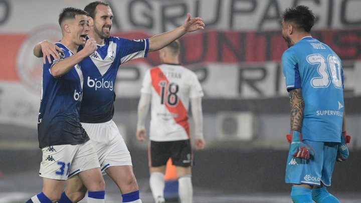 Gómez y Godín se acercan a Hoyos para el abrazo del festejo por la clasificación de Vélez.