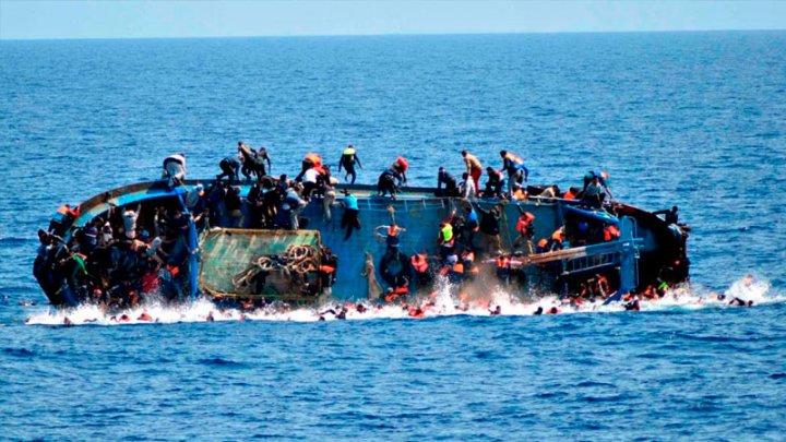 Una barcaza con cientos de migrantes naufraga cuando viajaba entre Libia e Italia en mayo de 2016. Imagen de archivo.