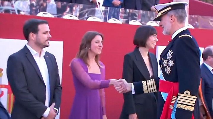 Los ministros Alberto Garzón e Irene Montero saludan al monarca Felipe VI en el desfile del 12 de Octubre en Madrid. RTVE