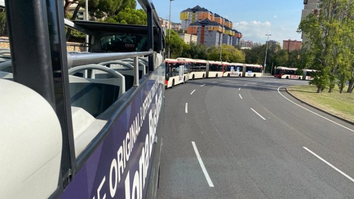 Cola de autobuses para entrar en la cohcera en una de las paradas parciales de estos días