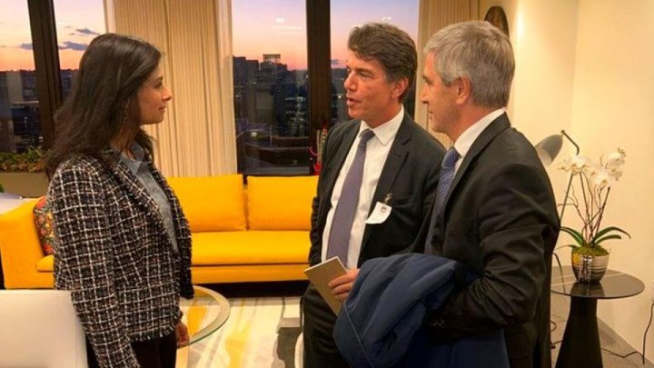 Gita Gopinath, subdirectora del FMI, junto a Nicolás Posse y Luis Caputo del gobierno ultraderechista de Argentina