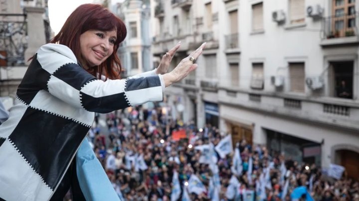 CFK saluda a La Cámpora en la marcha federal educativa