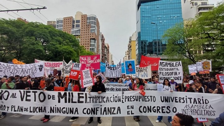 Movilización en Cordoba en defensa de la educación pública y gratuita, contra el veto de Milei.