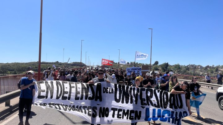 Corte del Puente Villarino, Ruta 3, Viedma. Pese a la advertencia policial por posible denuncias, se acató lo votado en asambleas y se llevó a cabo el corte intermitente.