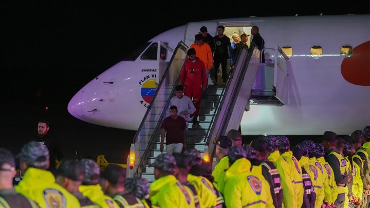 Venezolanos deportados de Estados Unidos llegan al Aeropuerto Internacional en Maiquetía. Fotografía AP.