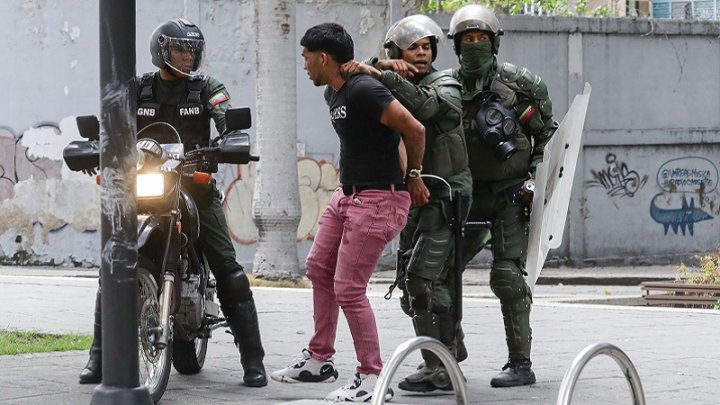 Joven detenido durante las protestas postelectorales