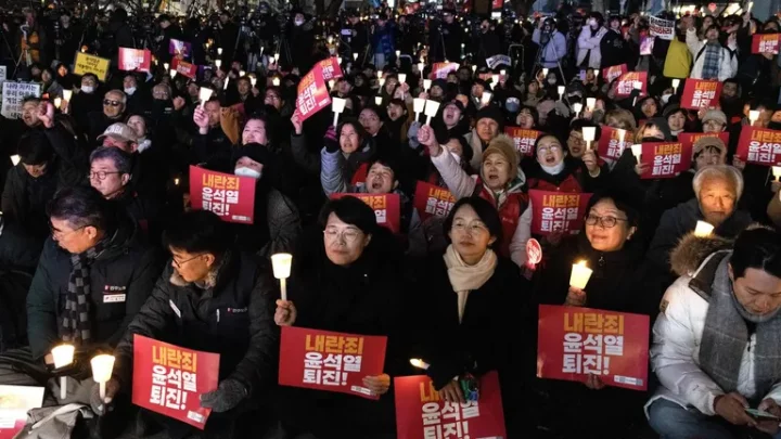 Miembros de la Confederación Coreana de Sindicatos (KCTU) sostienen pancartas y encienden velas mientras marchan hacia la oficina presidencial JEON HEON-KYUN | EFE