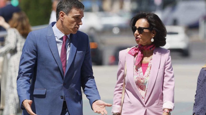 Pedro Sánchez, junto a la presidenta de Banco Santander, Ana Botín. Foto de archivo.