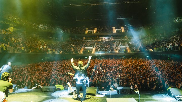 Santi Motorizado ante un Movistar Arena rendido a los pies de Él Mató. Foto: Soulisfilms. 