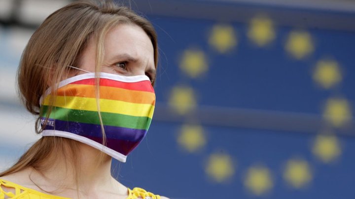 Una activista muestra su apoyo a la comunidad LGTBI polaca frente al Parlamento Europeo. OLIVIER HOSLET (EFE)