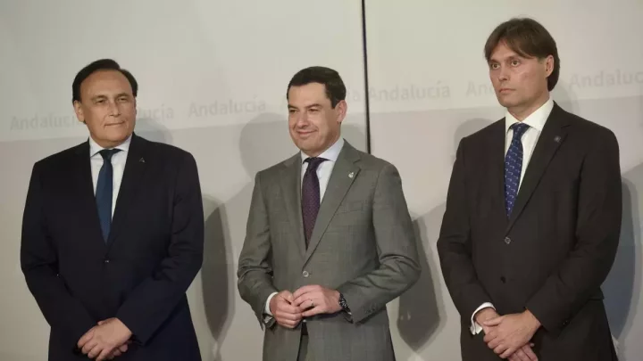 El consejero de Universidades, el presidente andaluz y el portavoz de los rectores andaluces.