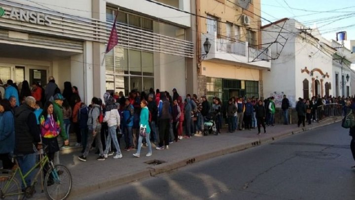 Foto del Anses de Mendoza: una de las colas que se realizaron para acceder al IFE 5