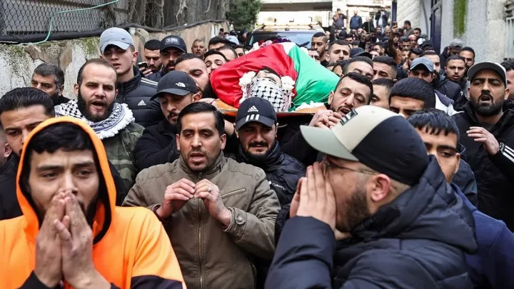 Los dolientes llevan el cuerpo de Hazem Qatawi (23), quien fue asesinado durante una incursión nocturna de las fuerzas israelíes en Ramallah, durante su funeral el 28 de diciembre de 2023, en medio de un aumento de la violencia en la Cisjordania ocupada por Israel y las continuas batallas entre Israel y Hamás en la Franja de Gaza. (AFP)