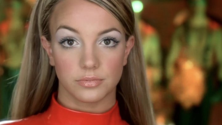 Fotograma de la cantante en el video "Oops, I did it again" (2000), pleno pico de su fama