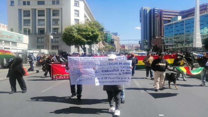 Foto: movilización de ex trabajadores y trabajadoras de la ex SABSA, hoy NAABOL, exigiendo el pago de sus finiquitos.