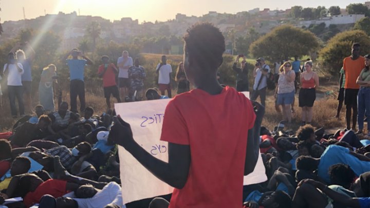 Acto de conmemoración de la masacre el 29 de junio de 2022 realizado por supervivientes frente al CETI de Melilla. Foto incluida en el informe de Cléo Marmié (2022)