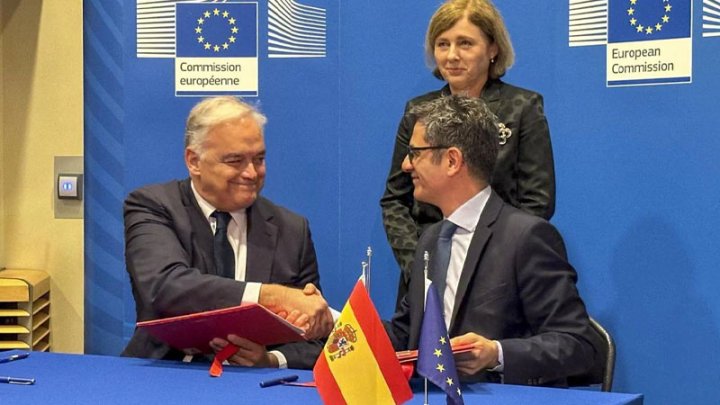 Imagen de la reunión en Bruselas entre el ministro de Presidencia y Justicia, Félix Bolaños, y el vicesecretario de Institucional del PP, Esteban González Pons. EFE