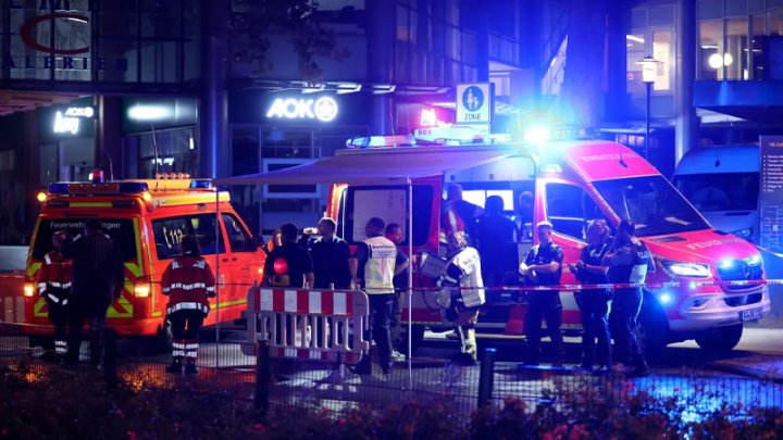 Servicios de emergencia hacen presencia tras un ataque con cuchillo durante el festival de la ciudad en una calle de Solingen (Alemania). EFE/Christopher Neundorf