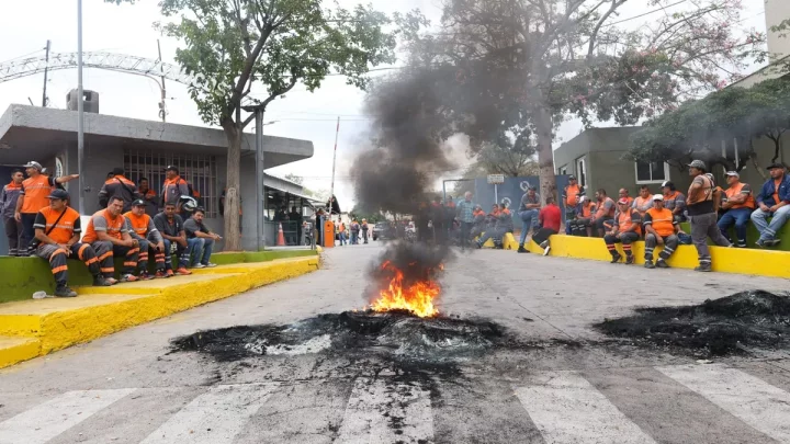 Municipales mendocinos bloquean corralones por salario