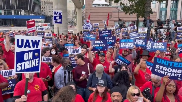 Acto en Detroit este viernes organizado por el sindicato UAW en el marco del lanzamiento de la huelga automotriz.