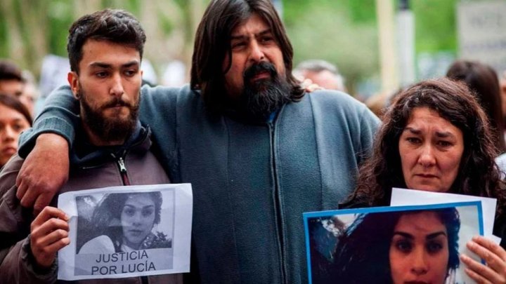 Matías Pérez Montero (hermano), Guillermo Pérez (padre) y Marta Montero (madre) | Foto El País