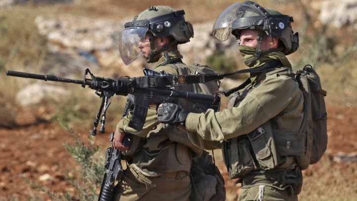 Foto de archivo: soldados israelíes reprimen a palestinos que protestan en Beit Dajan, al este de Nablus, el 4 de noviembre de 2022.