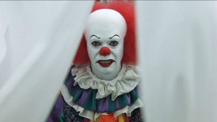 Para el terror de una generación, Tim Curry personificó a Pennywise en la miniserie de It en 1990