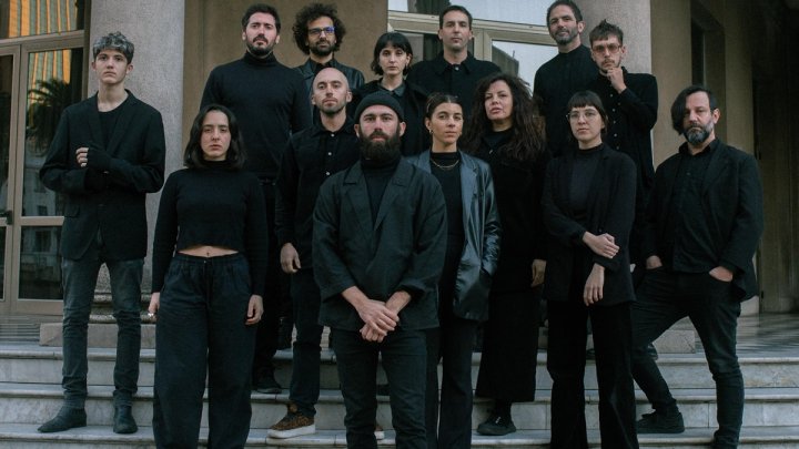 Jhona Lemole -de barba, en el medio de la foto- acompañado por La Orquesta Deforme: con años de trayectoria en la escena independiente del Uruguay, llegó esta semana a Buenos Aires para presentar la obra en la que expresa admiración explícita por personalidades como Mariana Enríquez.